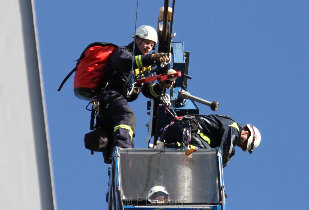 Koelner Seilbahn Gondel blieb haengen Koeln Linksrheinisch P559.JPG